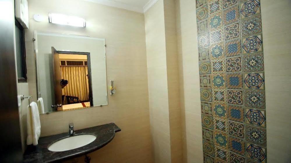 Oyo 1227 Hotel Rousha Inn Ghaziabad Exterior foto